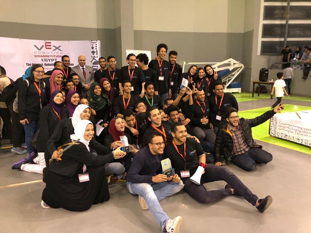 مشهد من منافسات الروبوت والفرق المشاركة في مصر – 4
