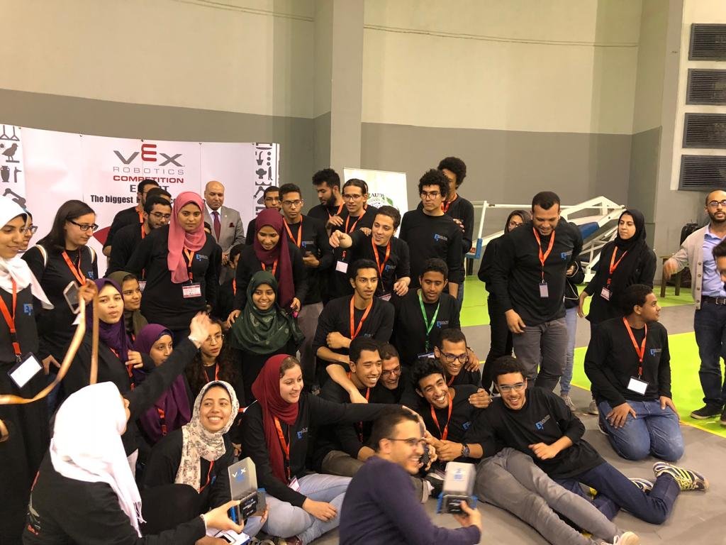 مشهد من منافسات الروبوت والفرق المشاركة في مصر – 6